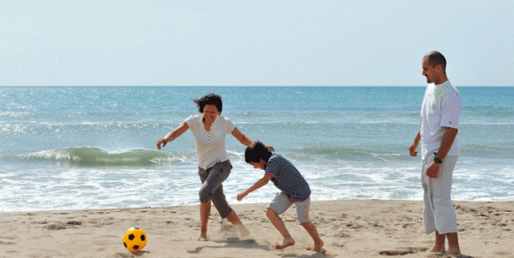 Jeu plage en famille - Hérault, le Languedoc © Henri Comte